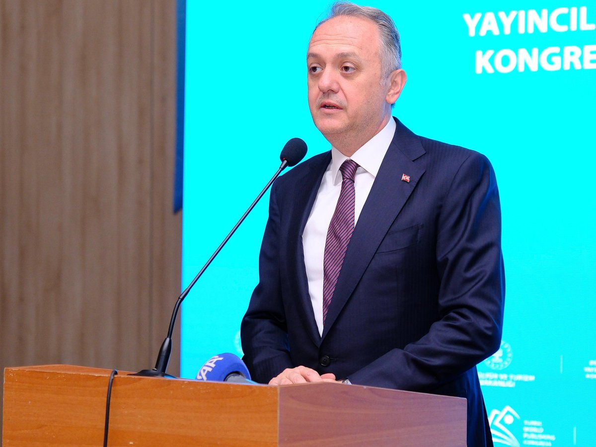 KTBKYGM's tweet photo. Türk Dünyası Yayıncılık Kongresi Başladı!

Kongre’nin açılışı, 2026 Türk Dünyası Turizm Başkenti Ankara’da yoğun katılımla gerçekleşti.

Bakan Yardımcımız Sayın Gökhan Yazgı’nın teşrifleriyle gerçekleşen açılış programında, Türk dünyasında yayıncılık alanında güç birliğinin önemi vurgulandı. Ortak tarih, dil ve kültür mirasından beslenen yayıncılık faaliyetlerinin, ülkeler arası etkileşimi artıran ve ortak bir gelecek inşasına katkı sunan stratejik bir alan olduğu ifade edildi.

Alanında uzman katılımcıların yer aldığı kongrenin ilk gününde; sektörel yapıdan telif haklarına, içerik geliştirmeden ortak alfabe çalışmalarına kadar uzanan geniş bir yelpazede hazırlanan başlıklarda oluşturulan komisyonlar, çalışmalarına başladı.

Türk dünyası yayıncılık ekosistemini daha ileriye taşıyacak iş birliklerinin ele alındığı kongre kapsamında komisyon çalışmaları 29 Mart 2026 Pazar gününe kadar sürecek.

@tckulturturizm 
@gokhanyazgii