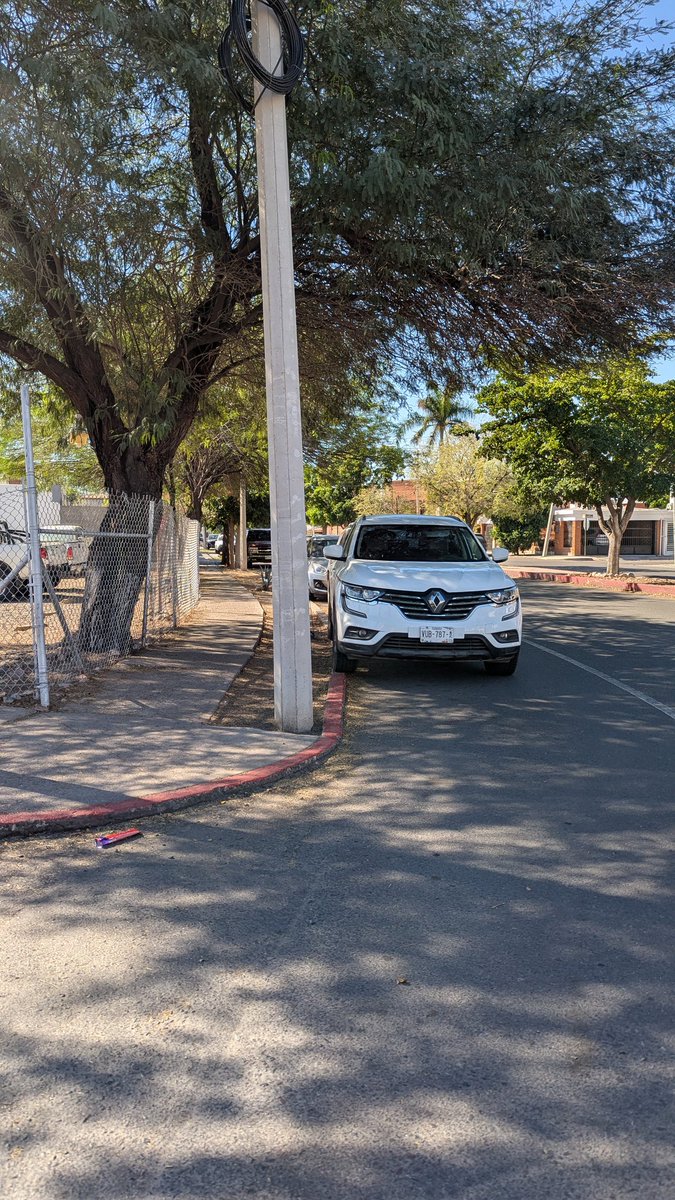 marialopezdlr's tweet photo. @Policia_HMO Diario el mismo carro estacionado en zona prohibida, arriba de la guarnición. Se reporta todos los días y nunca lo infraccionan. ¿De qué sirve entonces denunciar? #Hermosillo #VillaSatelite calle Real del Arco y Moneda https://t.co/bpO5BfOY8K