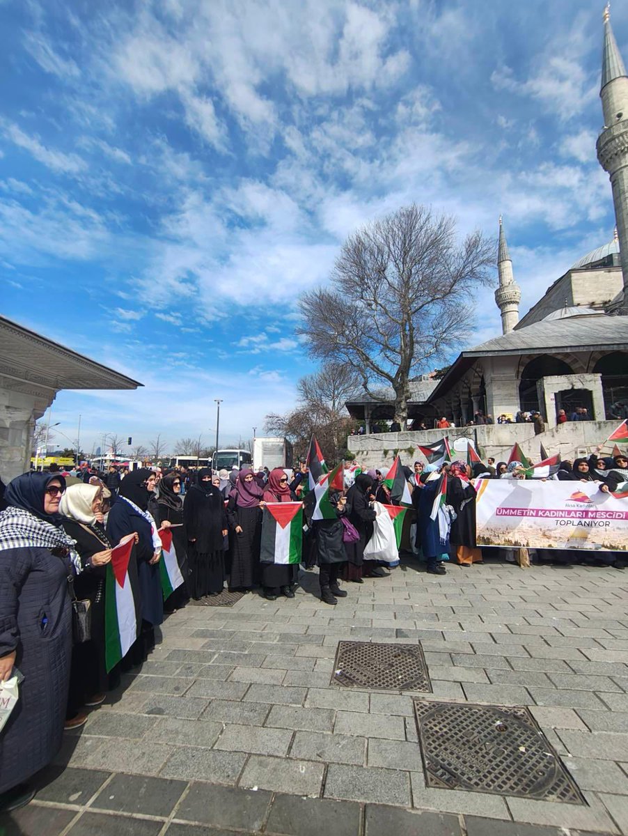"Ümmetin kadınları"
Filistinli kardeşleri için
Mihrimah Sultan Camii önünde toplandı.