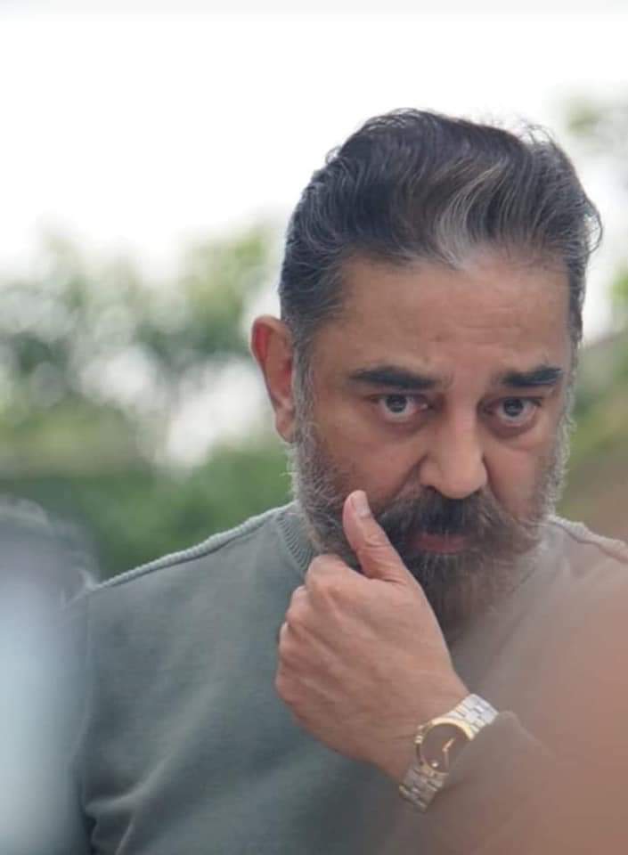 பதவிவெறி, பணவெறி கொண்ட நாட்டில்,
சீட்டுக்காக அடித்து கொள்ளும் கேடுகெட்ட கட்சிக மத்தியில்,கெஞ்சினால் த சீட்டென்றால் அதுதேவையில்ல என் தன்மானத்தோட வந்ததோடு.தா சொன்ன சொல்லை காப்பாற்ற ஆதரவு தந்து காப்பாற்றிய நேர்மையாளன் நயவஞ்சகத்தோடு நடந்து கொண்ட திமுகவ நாங்க மறவோம், மன்னிக்கமாட்டோம்