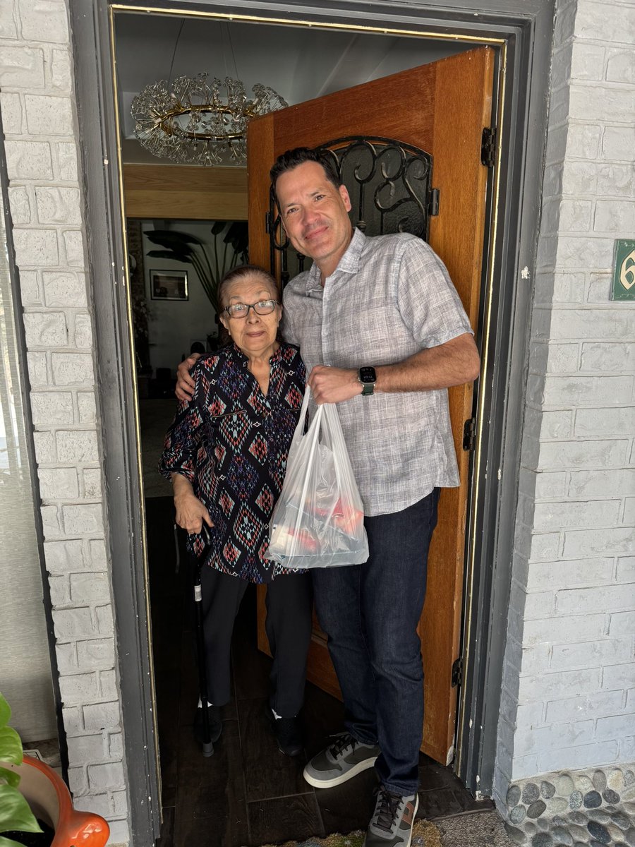 CommishJRod's tweet photo. TGIF! It’s a beautiful day in Bexar Co!

Blessed to connect with our community by delivering with one of our favs:  @mowsatx !! We love visiting with our homebound Pct 2 seniors! #MarchforMeals 🚙🥪

🫂 wanna volunteer? volunteer@mowsatx.org

#morethanameal #mealsonwheels https://t.co/CyUWW2JaGX