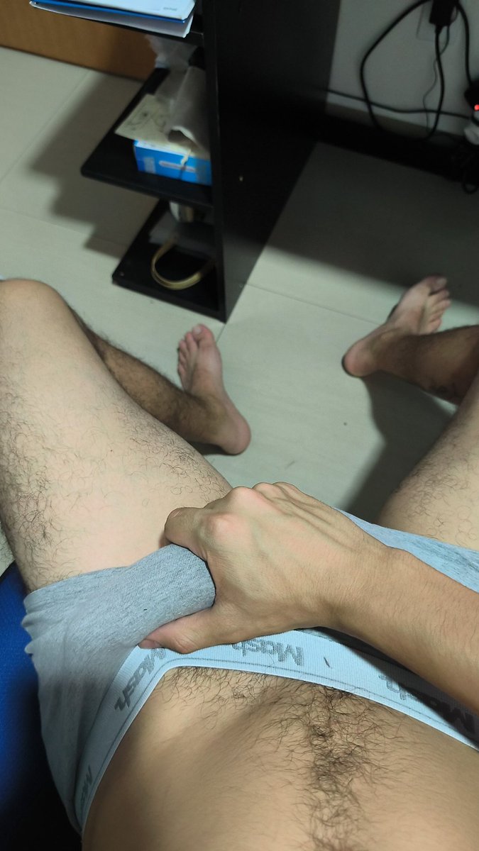 não se esquece, teu lugar é aqui, nos pés de um macho, chudai

#feetmaster #gayfeet #malefeet #briefs