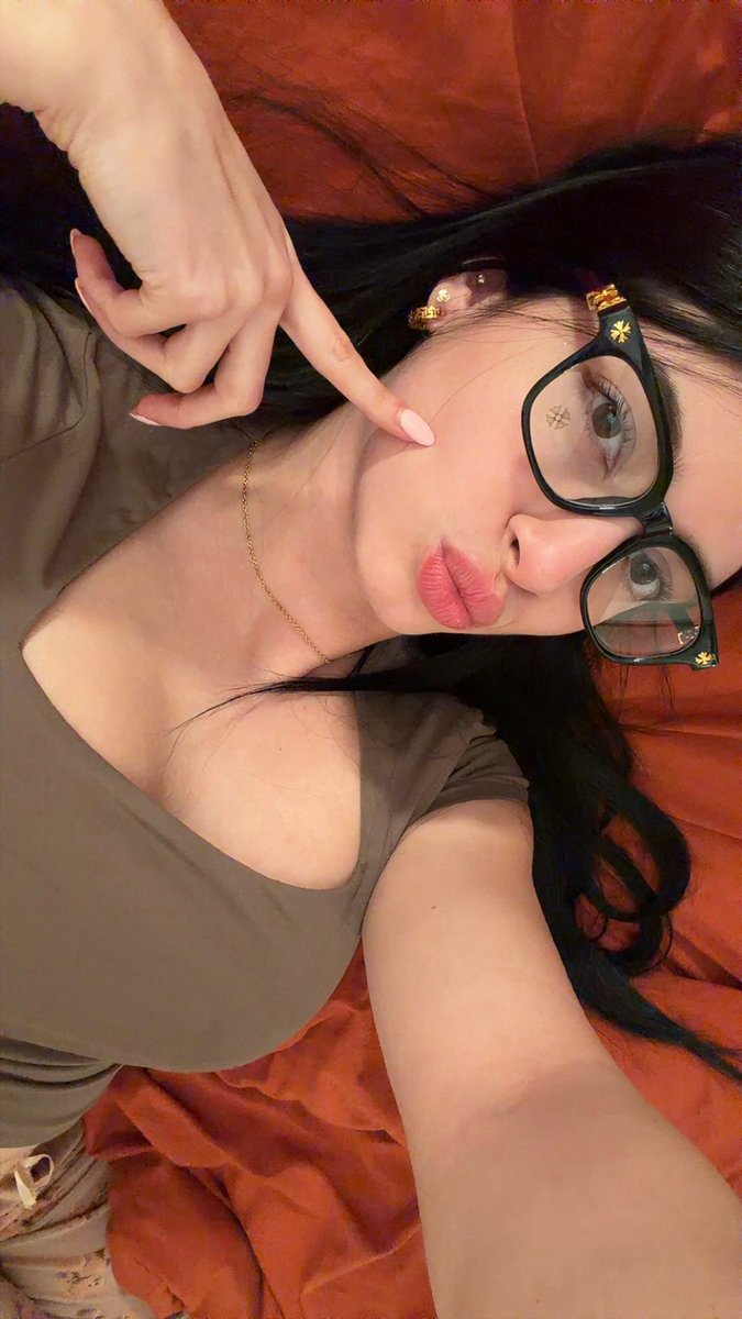 alexxtortuga's tweet photo. Your favorite Colombian checking in 🖤⚜️👸🏻 https://t.co/xrHurcFN3D