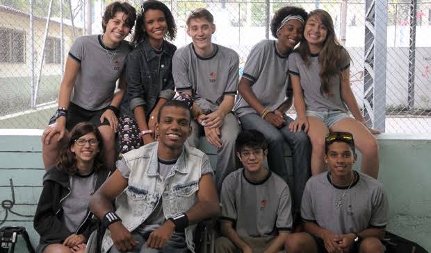 y2kacervo's tweet photo. Sinopse: Produzida pela Tv Cultura, a série com foco na adolescência, conta a história de dois irmãos gêmeos bivitelinos de quinze anos, Pedro (Giovanni Gallo) e Bianca (Heslaine Vieira), sendo ele branco e ela negra, o que fez deles conhecidos na região periférica onde moram. https://t.co/FKAdCgucV3