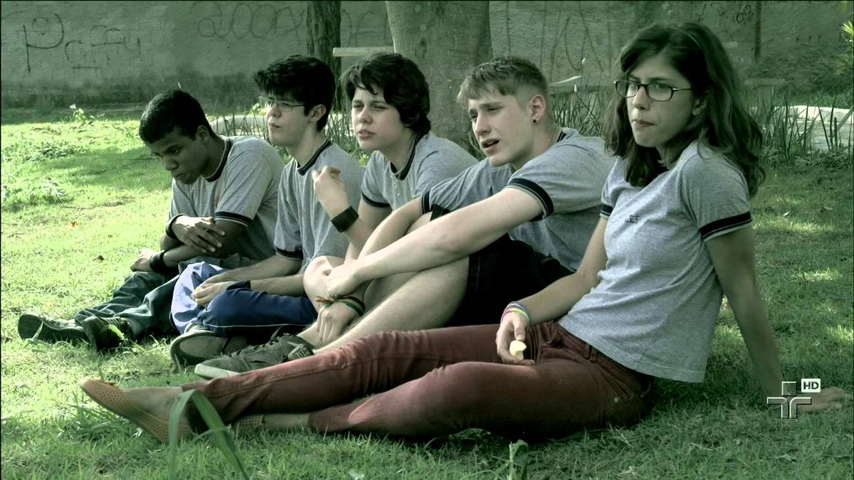 y2kacervo's tweet photo. Sinopse: Produzida pela Tv Cultura, a série com foco na adolescência, conta a história de dois irmãos gêmeos bivitelinos de quinze anos, Pedro (Giovanni Gallo) e Bianca (Heslaine Vieira), sendo ele branco e ela negra, o que fez deles conhecidos na região periférica onde moram. https://t.co/FKAdCgucV3