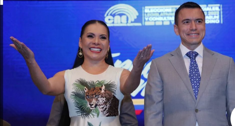 Adelantan la fecha de elecciones, proscriben #partidos políticos de oposición, persiguen penalmente a los/as #candidatas con chances de disputar.!
Que sigue? ¿que solo vote la familia #Noboa y sus acólitos?? 
Ya más bien digan quién quieren que gane.! 
Es momento de la #Unidad