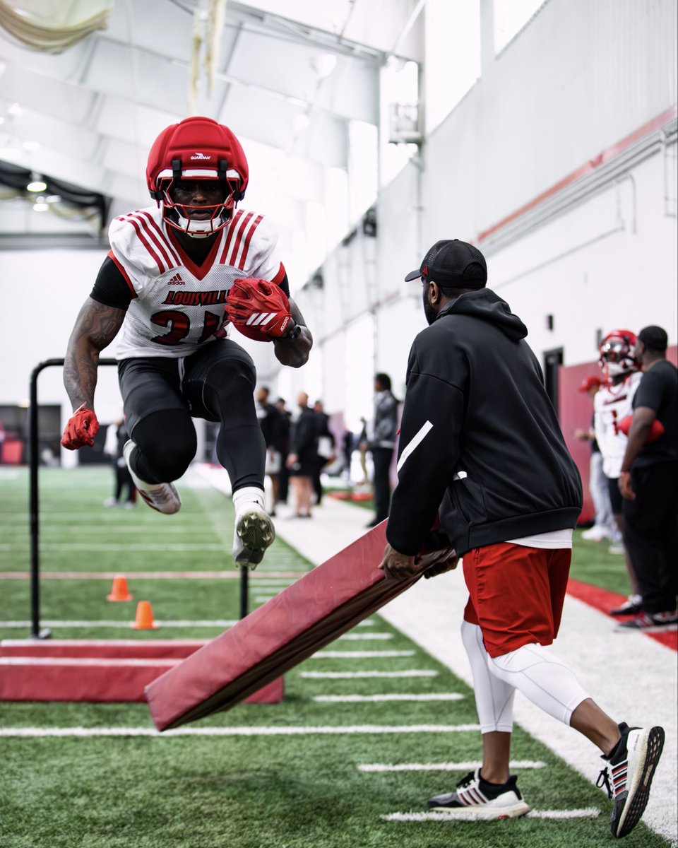 Louisville Football tweet media