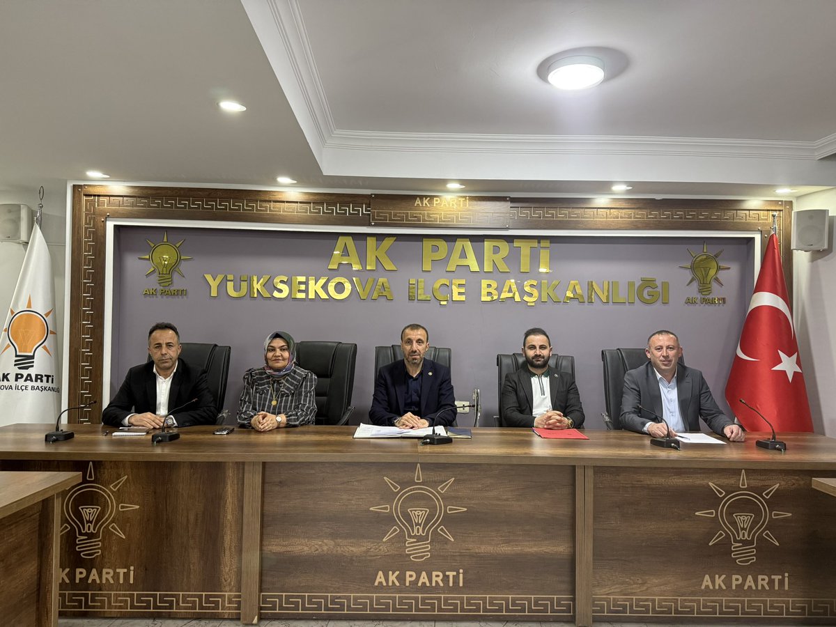 BurhanYASAR30's tweet photo. İlçe yönetim kurulu toplantımızı birlik ve beraberlik içerisinde gerçekleştirdik. 

Gündemimizde
🔹Teşkilat çalışmalarımızı,
🔹Üye çalışmalarımızı değerlendirmek,
🔹Sahadaki faaliyetlerimizi daha da güçlendirmek ve 🔹Milletimize daha etkin hizmet sunmak vardı. 

Birlik ve beraberlik ruhuyla çıktığımız bu yolda, azimle çalışmaya, gönüllere dokunmaya ve milletimizin yanında olmaya devam edeceğiz.

@RTErdogan 
@Akparti 
@abuyukgumus
@acarfaruka 
@MustafaAlkayis
@EyupEroglu60 
@byildiz63
@Recep_ayd25
@KayaZeydin