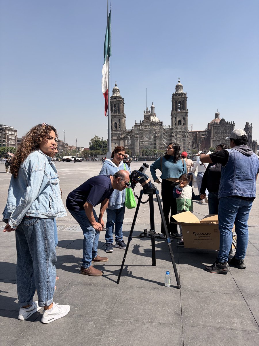 CdmxPilares's tweet photo. 🔬✨ Ciencia y comunidad tomaron el corazón de la ciudad.
En el #ZócaloDeLasCiencias más de 34 instituciones, junto a #PILARES y #SECTEI compartieron esta tarde saberes y experiencias para todas las edades. 🧪🌎
Hubo actividades interactivas, música en vivo y observaciones con telescopios que nos permitieron acercarnos a la ciencia. 🎶🔭
🙌 Gracias a quienes hicieron de este espacio un encuentro lleno de curiosidad y conocimiento.