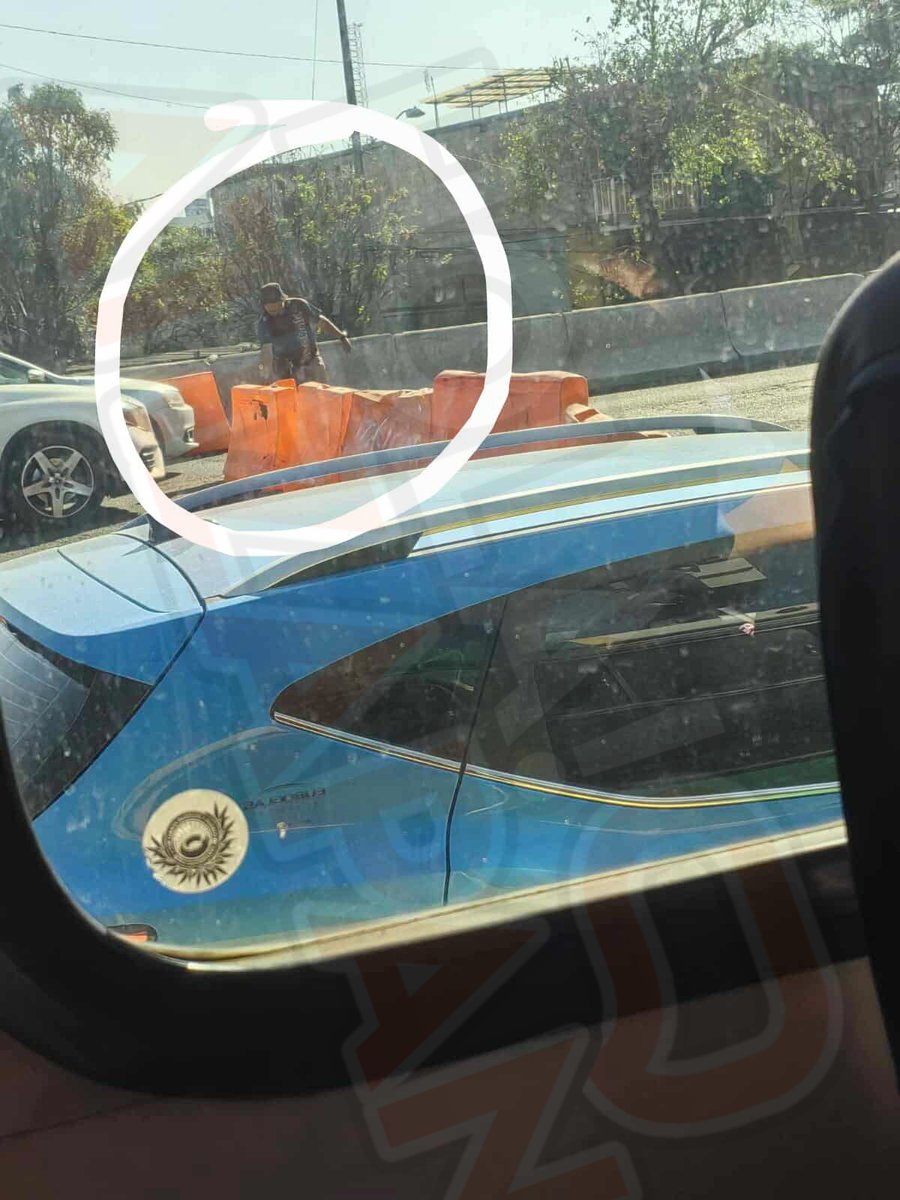 hola_atizapan's tweet photo. #ReporteCiudadano
"Hola #Justiciero Hola!
Están cerrando la avenida ceylan a la altura de la desviación a #Tequex, es esté señor que se ve en la foto, no trae algo como un cartel o algo, solo la cerro y puso los trafitambos"(SIC) https://t.co/Pk2VEZAg86