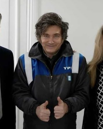 ArnaldoIrigoyen's tweet image. #Milei trató de vender YPF, pero la oposición lo impidió en el Congreso y fue quitada de la lista de empresas a privatizar q estaba dentro de la Ley de Bases q se aprobó en 2024.
Festeja un fallo q no hubiese ocurrido si no se hubiese estizado YPF!! Todo muy contradictorio!