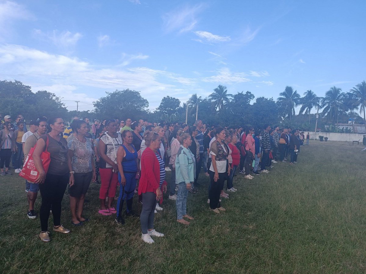 🏥🪖Mañana de ardua preparación político militar en la Facultad de Ciencias Médicas de Bayamo, como parte del Bastión Estudiantil Universitario 2026.
Estudiantes y trabajadores con disciplina y organización participaron en ejercicios prácticos.🩺🪖