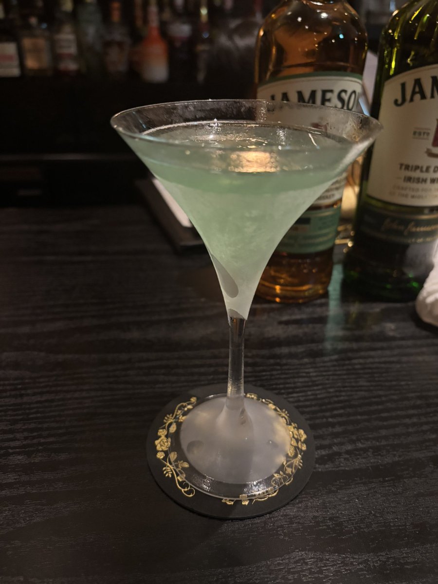 昨晩も必勝祈願で飲んできたから、
今日も勝つぞー🩵
3杯目のカクテルはベルマーレさんと名前が一緒のカクテル🤭
ええ、もちろん飲み干してきましたとも💪

所用で到着はギリギリだけれど、
雨は大丈夫そうなので、思いっきり旗を振ります⚐ﾞ