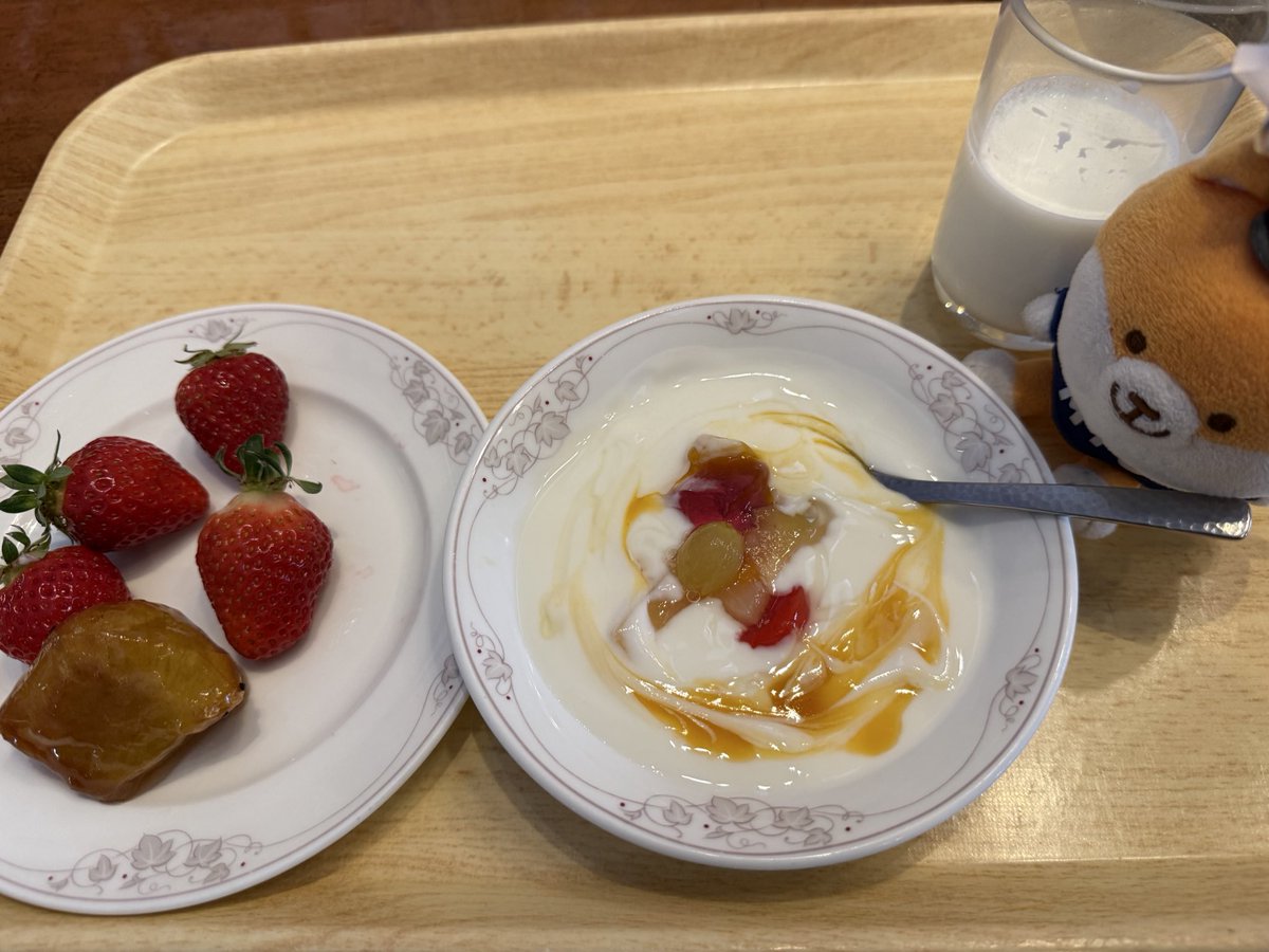 なんとか綺麗に盛り付けたくてソースかけてスプーンでちょちょっとしたら、逆にぐちゃぐちゃになった愚かな人間のデザートです🙃
ヨーグルトと牛乳最高