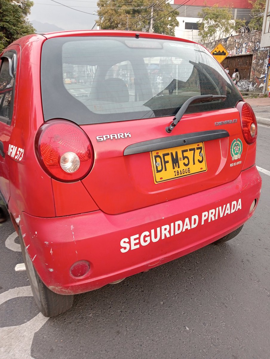 AndreadlBoca's tweet photo. @SectorMovilidad @TransitoBta 
Este señor se atravesó por una cicloruta para parquearse en un lugar 🚫 de Galerías cuando mi hijo de 7 años justo transitaba con su bici. No hay video porque lamentablemente uno no anda grabando en la calle pescando #Salvajesenlavia https://t.co/TJD9Fe7w5L