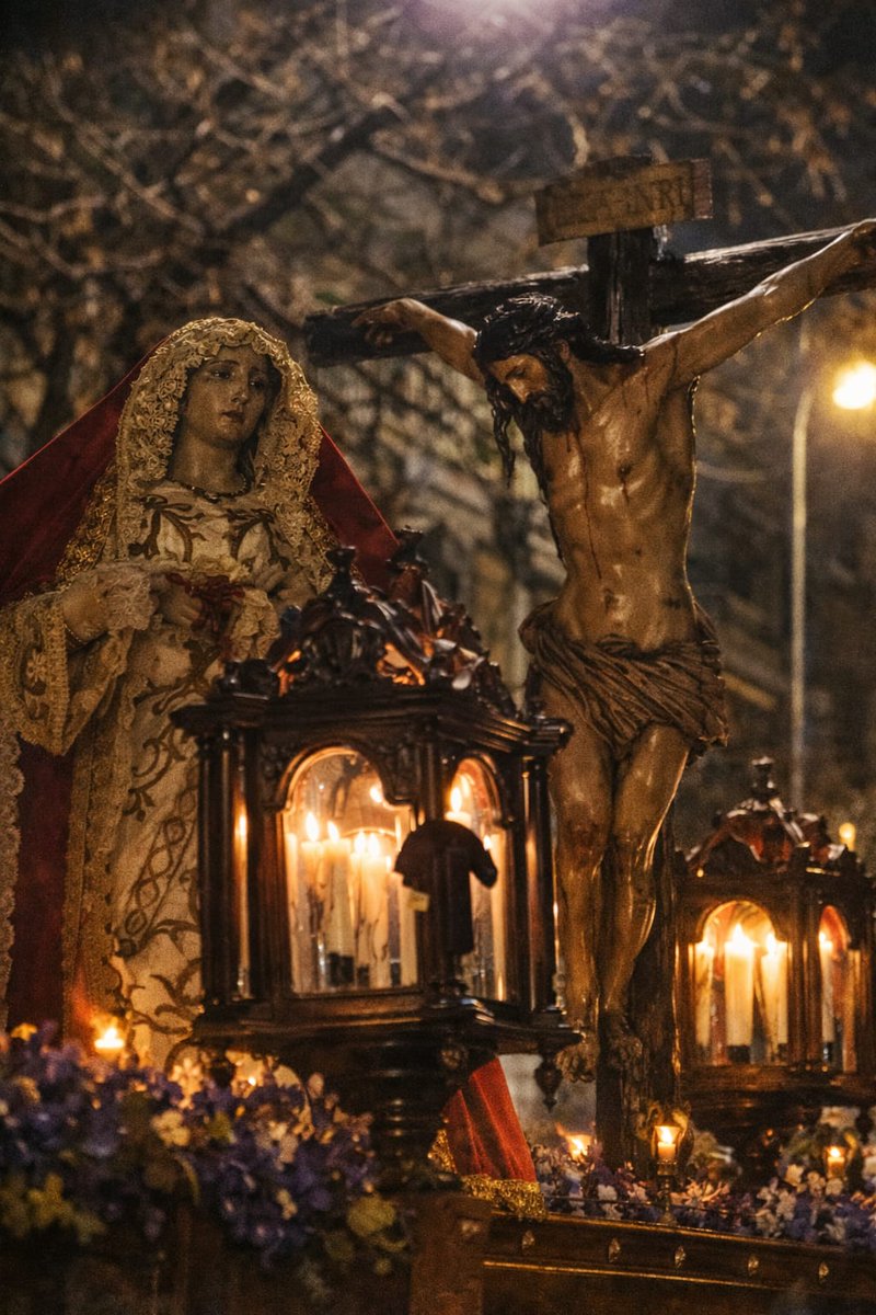 kineticoh's tweet photo. Sangra el cielo en su costado…
calla la tierra en su dolor.
Y en mitad del grito humano…
solo responden dos palabras:
perdón… y amor #SemanaSanta #semanasantamadrid https://t.co/KXEzVCdzwE