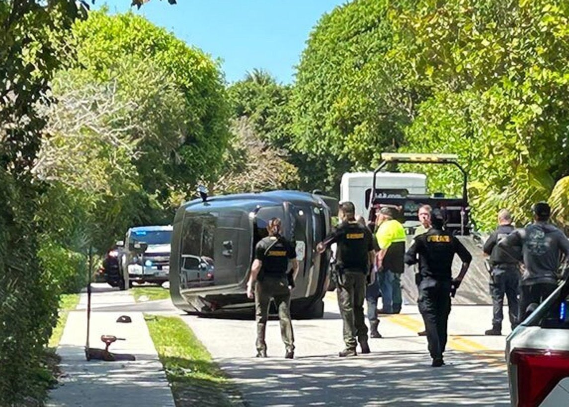 BrianSinkoff's tweet photo. Tiger Woods has been arrested &amp; jailed for DUI, property damage &amp; refusal to submit to a lawful test after being involved in a car crash in Florida. Tiger is worth $1 billion - I’m not sure why he doesn’t have a driver or a permanent Uber driver on standby. #tigerwoods https://t.co/9IdjFP72DT