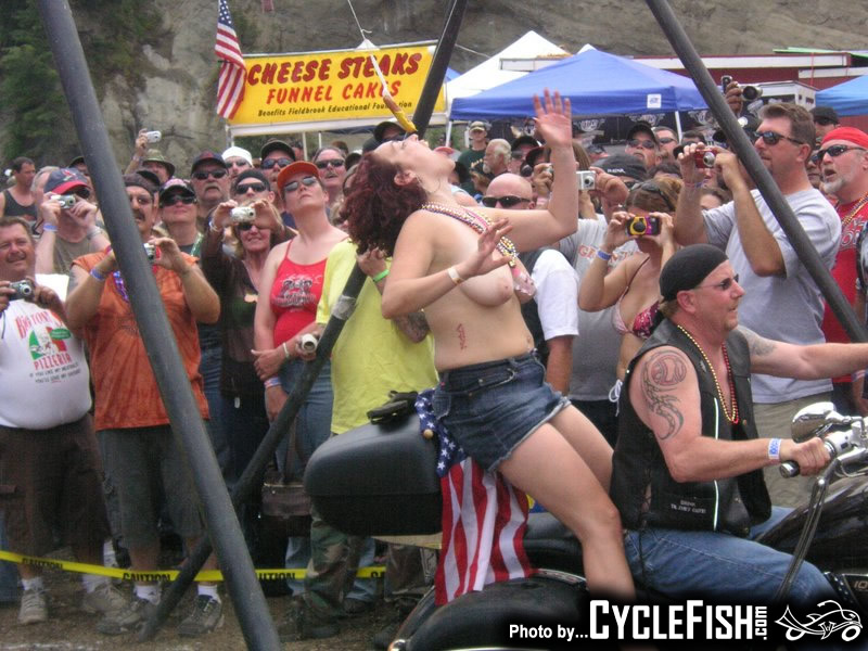 CycleFishEvents's tweet photo. Let's kick-off the weekend with a good old Weenie Bite Contest!!! https://t.co/LnWgOlNJEn
#weeniebite #bikergirl #toplessinpublic #titsout https://t.co/K1C9s5JpG4