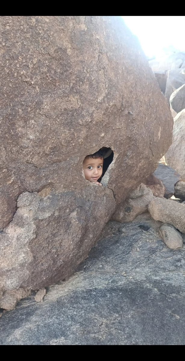 قال هذا الصغير صورني ولو تنشرها بصفحتك با تتفاجئ كم بايعجبوا بصورتي 
الولد عنده ثقه عمياء 😁
قلت أنشرها ونشوف هذا الوجه اللي كنه أرنب كم معه معجبين ؟!