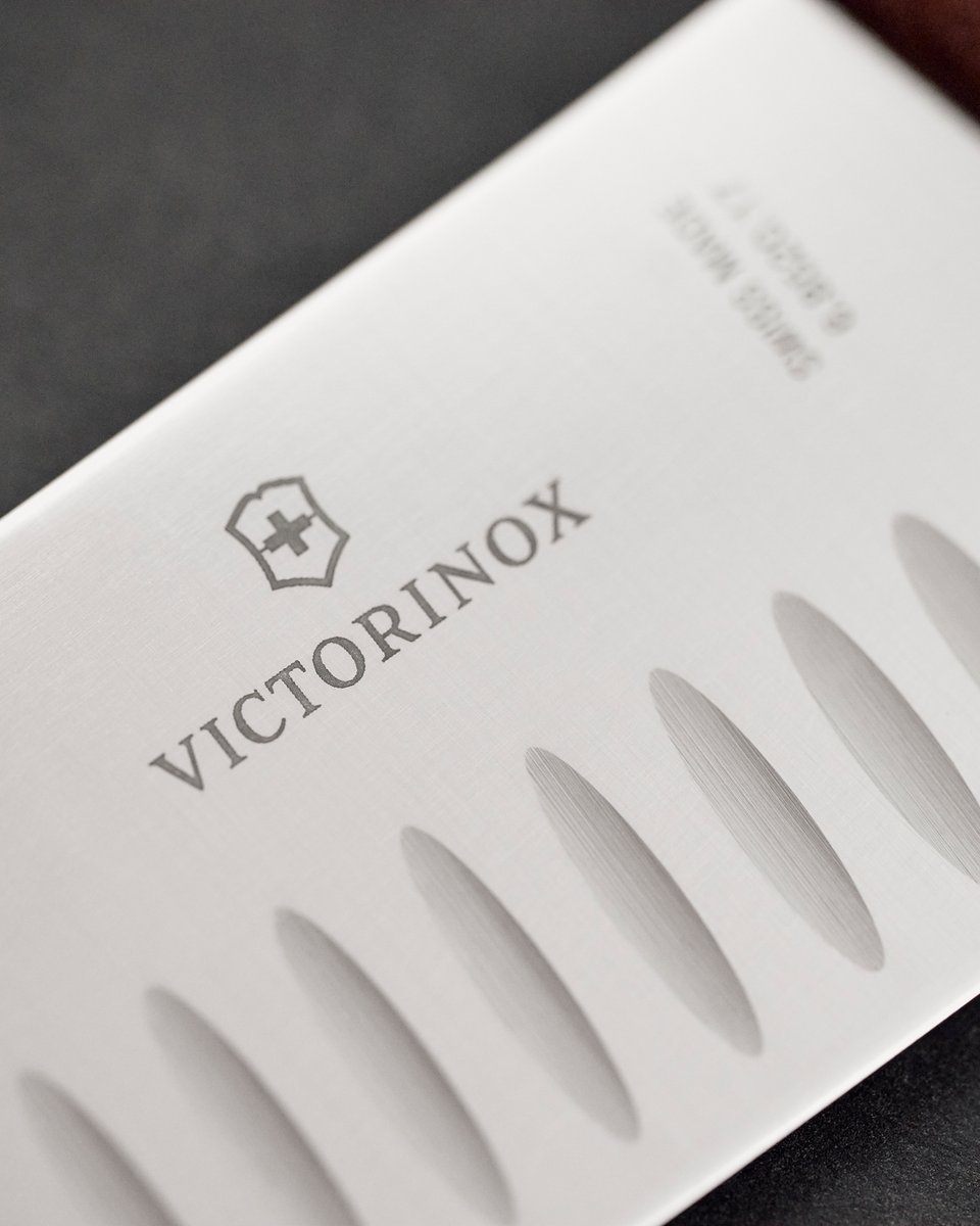 VictorinoxJp's tweet photo. 一本にすべてを求めるなら――その答えが、三徳包丁。

野菜、魚、肉まで幅広く対応し、コントロール性・バランス・握り心地を美しく両立した、頼れる万能ナイフです。
#ビクトリノックス #Victorinox

https://t.co/TWnaUg9wjy https://t.co/Yj5xGv2qcm