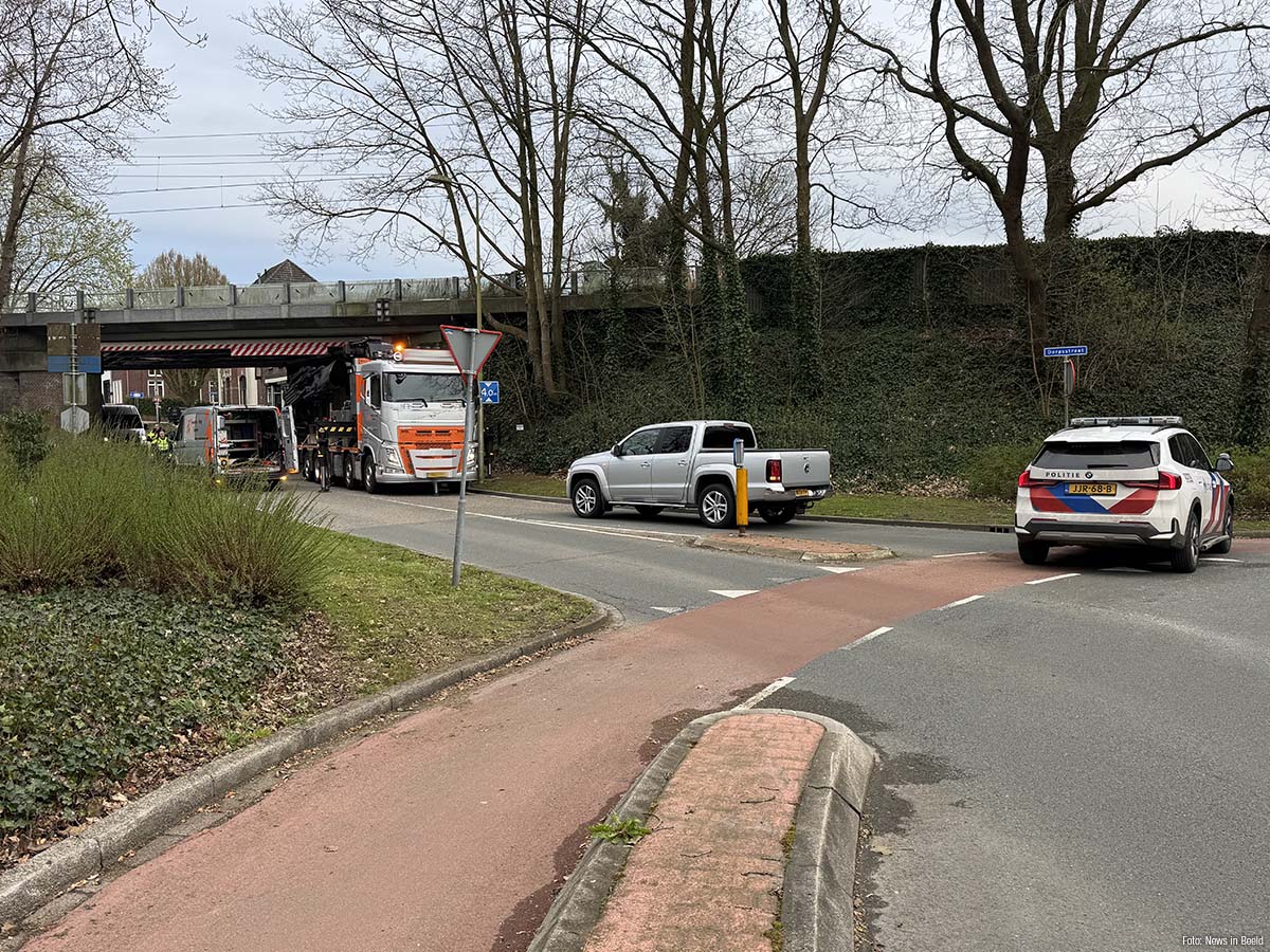 Vrachtwagen met te hoge lading veroorzaakt aanrijding met spoorbrug in Holten