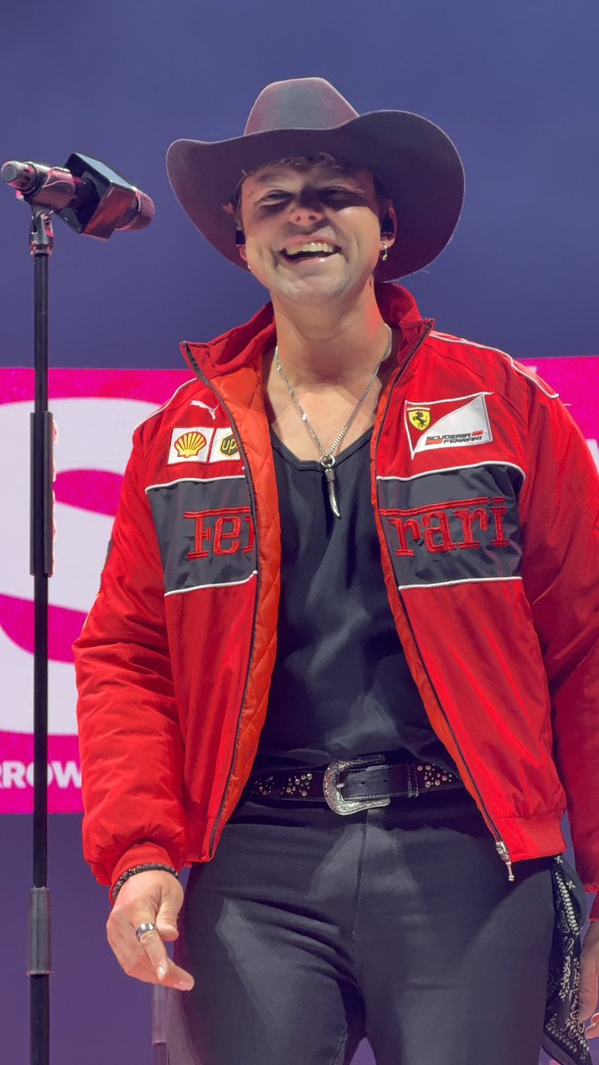 ASHTON THINGS ★ tweet media