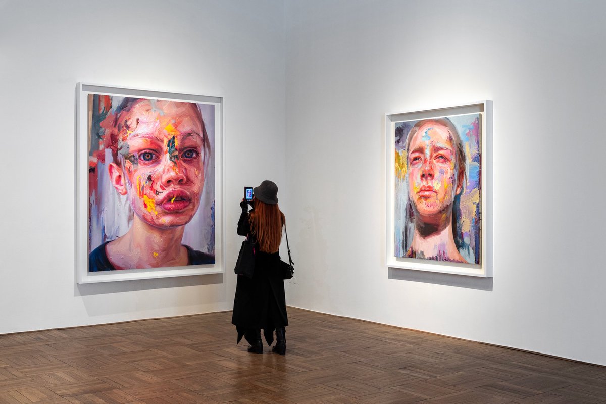 visitmuve_it's tweet photo. JENNY SAVILLE a Ca’ Pesaro

Venezia, Ca’ Pesaro - Galleria Internazionale d’Arte Moderna
28 marzo - 22 novembre 2026

A cura di Elisabetta Barisoni
Con il supporto di Gagosian
Media partner Il Giornale dell'Arte

La mostra a Ca’ Pesaro presenta il suo lavoro attraverso 30 dipinti, tra cui molti capolavori che hanno segnato la sua produzione negli ultimi decenni. La pratica di Saville è profondamente radicata nella storia della pittura. A Ca’ Pesaro, le sue tele monumentali dialogano con i grandi pittori del passato presenti a Venezia, creando un incontro unico tra la pittura contemporanea e il patrimonio artistico della città

INFO e ORARI https://t.co/IpZL8j2atB

Foto Irene Fanizza 
#visitMUVE #JennySaville