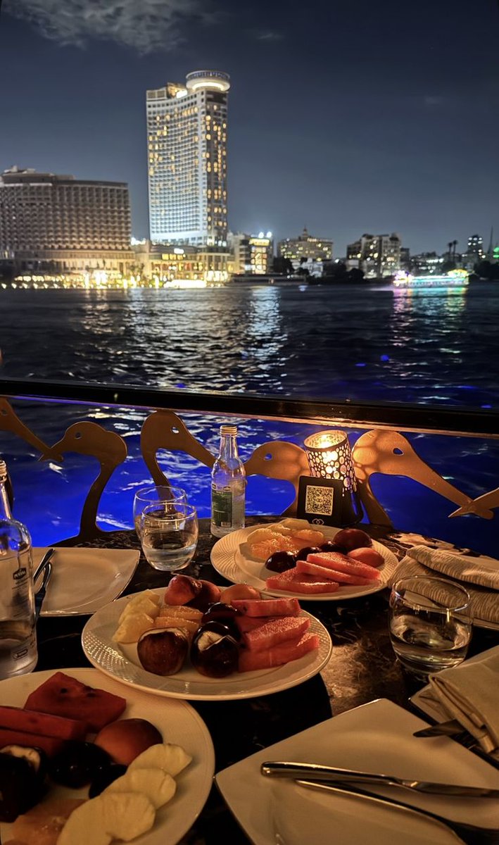 engazatmasr2020's tweet photo. القاهرة تحتل المركز الرابع عالمياً كأجمل 12 مدينة في العالم

احتلت القاهرة المركز الرابع ضمن تصنيف Civitatis لأجمل مدن العالم لعام 2026، متفوقة على مدن كبرى مثل لندن ونيويورك. وجاء هذا التقدم بفضل تاريخها العريق ومعالمها الاستثنائية، وفي مقدمتها أهرامات الجيزة التي تُعد من أعظم عجائب العالم.
ولا تقتصر جاذبية المدينة على آثارها، إذ تضم المتحف المصري وأسواقًا شعبية نابضة بالحياة، إلى جانب تجارب سياحية مميزة مثل العشاء على نهر النيل، ما يجعلها وجهة متكاملة تجمع بين التاريخ والحياة العصرية.