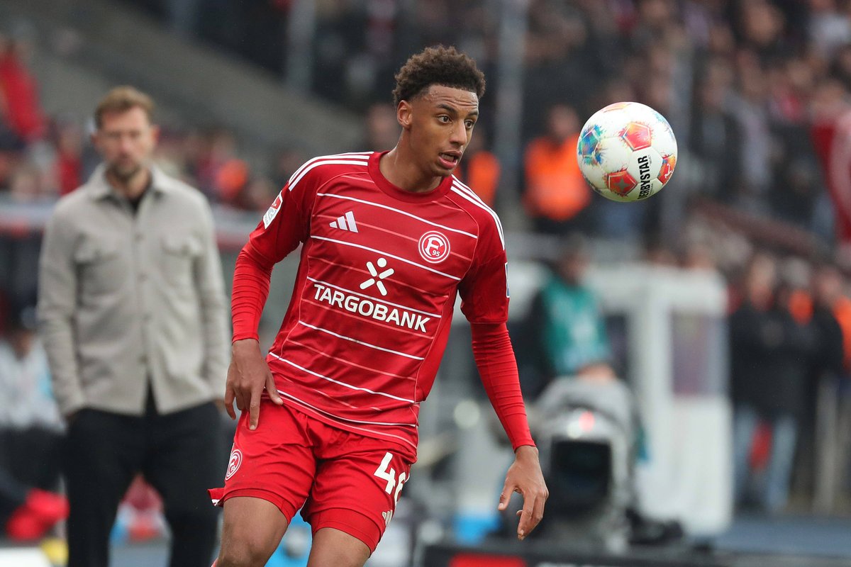 niclasexklusiv's tweet image. RTL-Info: Reges Interesse an Düsseldorfs Sima #Suso. Vier Vereine aus den Top 10 der #Bundesliga sind interessiert, zwei davon stehen sogar in den Top 5. Auch allerhand Vereine aus dem Ausland zuletzt interessiert gewesen bzw. immer noch interessiert wie u.a. (1/2)