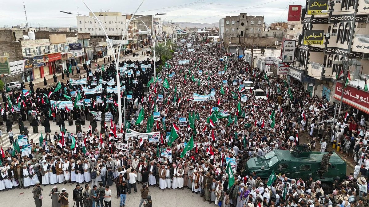 alshabebah's tweet photo. حشودٌ يمنيةٌ في مأرب — قلعة الصمود — تُجدّد اليوم موقفًا وطنيًا واضحًا: رفضٌ قاطعٌ لمشروع التخريب الحوثي المرتبط بإيران، وإدانةٌ للعدوان الإيراني الغادر على المملكة العربية السعودية الشقيقة.
هذا الحضور الشعبي ليس انفعالًا لحظيًا عابرًا، بل تعبيرٌ راسخ عن وعيٍ جمعيٍّ يُدرك خطورة استهداف أمن المملكة والمنطقة وتقويض استقرارها.
إن هذا المشهد المهيب يجسد المكانة السامية التي تحتلها بلاد الحرمين الشريفين في وجدان كل يمني؛ فهي موطن الرسالة المحمدية ومهوى أفئدة المؤمنين، ورمز الريادة للعالم الإسلامي، والركيزة الصلبة التي يستند إليها الأمن القومي العربي. 
وهو في الوقت ذاته رسالة وفاء يمنية صادقة لشقيقٍ لم يتخلَّ يوماً عن واجبه، ووقفة إجلال لروابط الجوار والدعم في أحلك الظروف.
هذا الموقف اليمني الأصيل يُعبّر بجلاء عن اعتزاز أبناء اليمن بأواصر الإخاء الصادقة، ووحدة المصير المشترك التي تربطهم بالمملكة؛ روابط ضاربة في عمق التاريخ، تؤسس لعلاقة تتجاوز حدود السياسة إلى شراكةٍ في الأمن والاستقرار، وتكاملٍ في مواجهة التحديات التي تمس حاضر المنطقة ومستقبلها.
مأرب اليوم رفعت صوتها عاليًا تضامنا مع حواضر عربية يريد النيل منها مشروع الخراب الإيراني، وعن هويةٍ عربيةٍ جامعة، وعن معركةٍ تتجاوز حدود الجغرافيا إلى مصير المنطقة بأسرها.