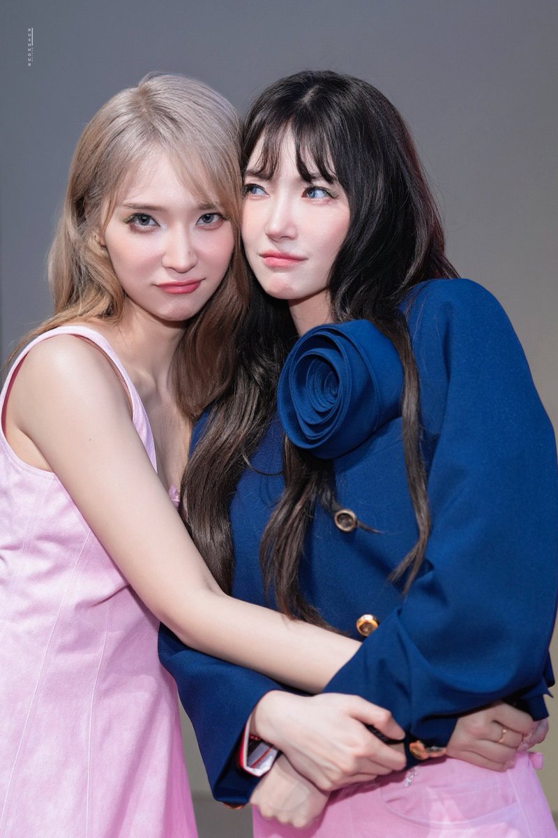 Se ven tan lindas juntas 🤏🏻🥹 necesito que salga ya EWB, ya quiero conocer a LalWine 💗

#JanJingjing