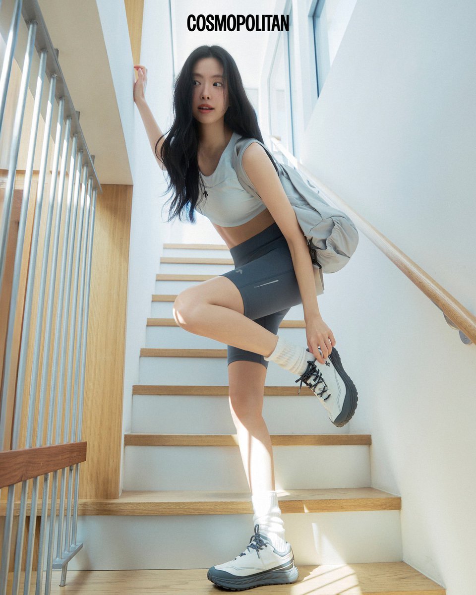 naeun, 손 tweet media