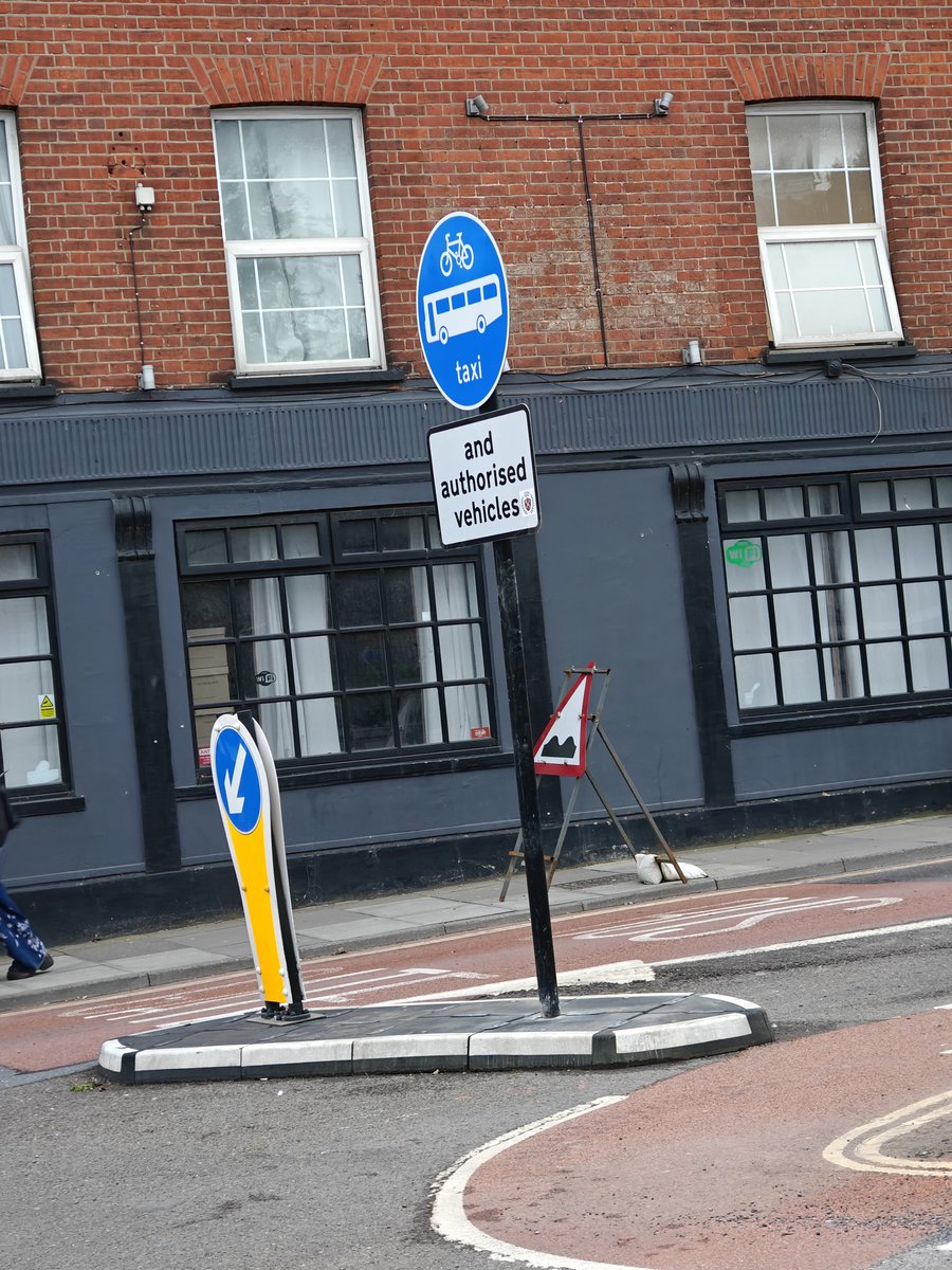 ColCivicSociety's tweet photo. 1/2
#SeenReportedSorted

We're pleased to see that the bent post and traffic sign in St John's Street by the entrance to the Vineyard Street car park has now been replaced after we reported it to #EssexHighways.

This isn't the first bit of street furniture to be damaged here... https://t.co/2Fv7DxNUSx