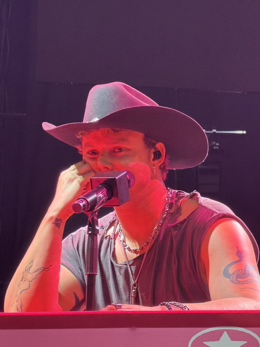 ASHTON THINGS ★ tweet media