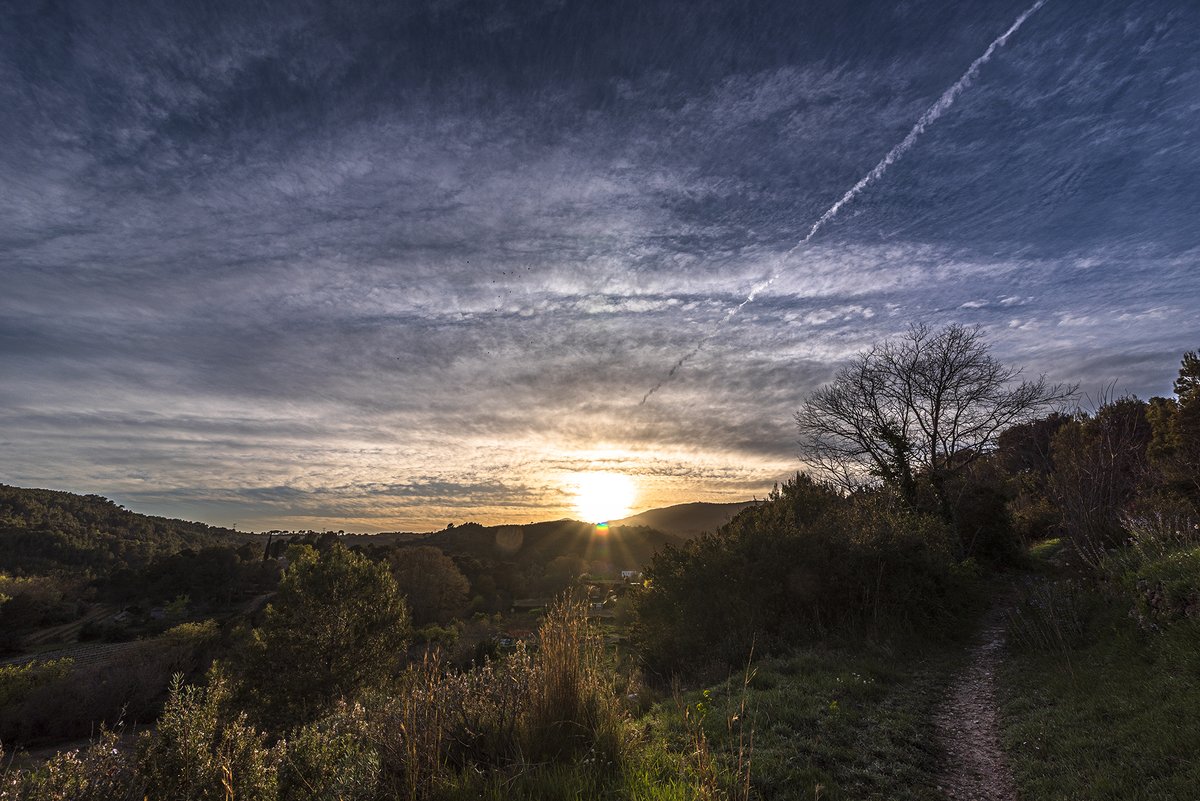 santquintimeteo's tweet photo. Espectacular #postadesol avui amb el pas de núvols mitjans, màxima de 18.1º i mínima de 1.8º. @Vakapiupiuu @3CatInfoelTemps @eixdiari @meteorac1 @alcantara_alb @btveltemps @SoniaPapell @SergiLoras @Meteomaxima @tempsdemeteo @MeteoPenedesTV @IsaacVila9 https://t.co/QvgwGYdbMg