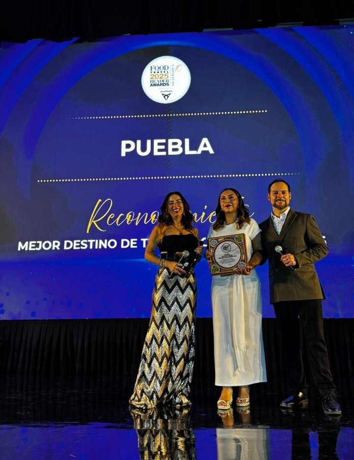 Gob_Puebla's tweet photo. 🌄✨ Puebla fue reconocida como Mejor Destino de Turismo Comunitario en los #ReaderAwards 2025, de @FoodandTravelMX. 

Esta estrategia turística es impulsada por la presidenta @Claudiashein y el gobernador @armentapuebla_ para fortalecer las comunidades y estrechar la conexión a viajeros con el territorio.

#PorAmorAPuebla #PensarEnGrande @Puebla @TuristicoGobPue