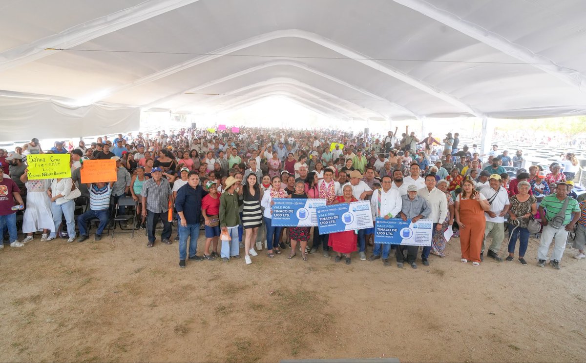 Nino_Morales1's tweet photo. Esta tarde acompañamos a nuestro gobernador @salomonj en el puerto de Salina Cruz, donde fuimos testigos de la entrega de tinacos como parte del programa #AguaParaTodos, en beneficio de cientos de familias de la región.

Este programa permite que más hogares cuenten con acceso al vital líquido. Además, el gobernador anunció la construcción de nuevos pozos de agua, una acción que fortalecerá el abasto y garantizará este derecho para más comunidades.

#LaAuténticaVozDelPueblo #NinoMorales #Morena #SenadorDeTerritorio