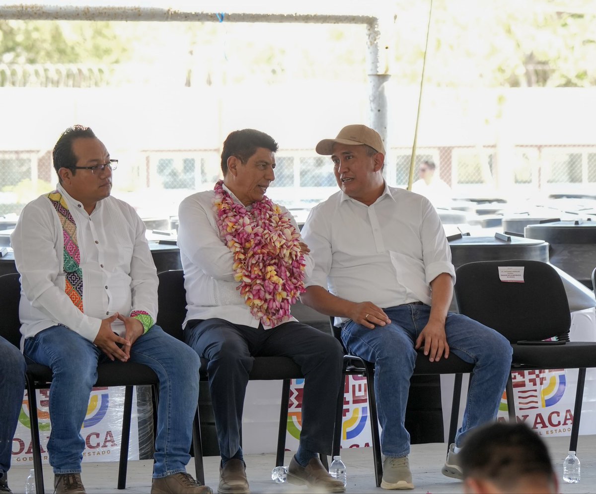 Nino_Morales1's tweet photo. Esta tarde acompañamos a nuestro gobernador @salomonj en el puerto de Salina Cruz, donde fuimos testigos de la entrega de tinacos como parte del programa #AguaParaTodos, en beneficio de cientos de familias de la región.

Este programa permite que más hogares cuenten con acceso al vital líquido. Además, el gobernador anunció la construcción de nuevos pozos de agua, una acción que fortalecerá el abasto y garantizará este derecho para más comunidades.

#LaAuténticaVozDelPueblo #NinoMorales #Morena #SenadorDeTerritorio
