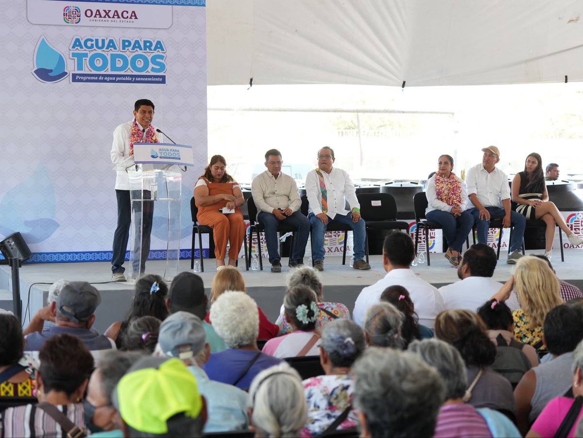 Nino_Morales1's tweet photo. Esta tarde acompañamos a nuestro gobernador @salomonj en el puerto de Salina Cruz, donde fuimos testigos de la entrega de tinacos como parte del programa #AguaParaTodos, en beneficio de cientos de familias de la región.

Este programa permite que más hogares cuenten con acceso al vital líquido. Además, el gobernador anunció la construcción de nuevos pozos de agua, una acción que fortalecerá el abasto y garantizará este derecho para más comunidades.

#LaAuténticaVozDelPueblo #NinoMorales #Morena #SenadorDeTerritorio