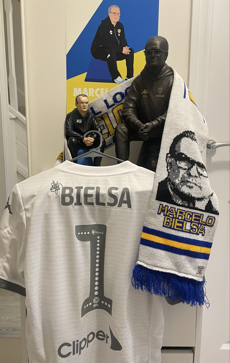 Loco4Leeds's tweet photo. @UruguayFootENG @TheSquareBall @LUFCes @LUFCMOTcom @LUFCHistory My hero - forever! 🤍 https://t.co/J9Q8z8a19v