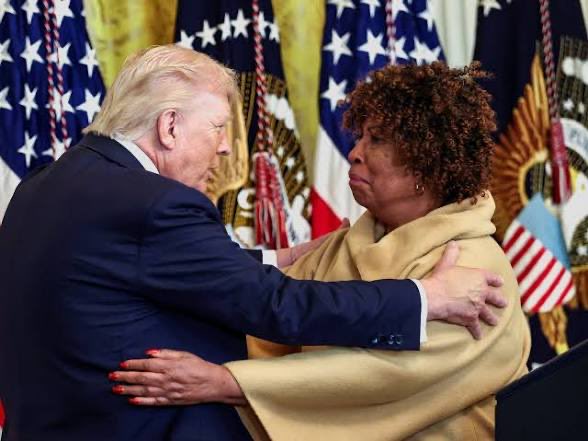 Blue Horseshoe tweet media