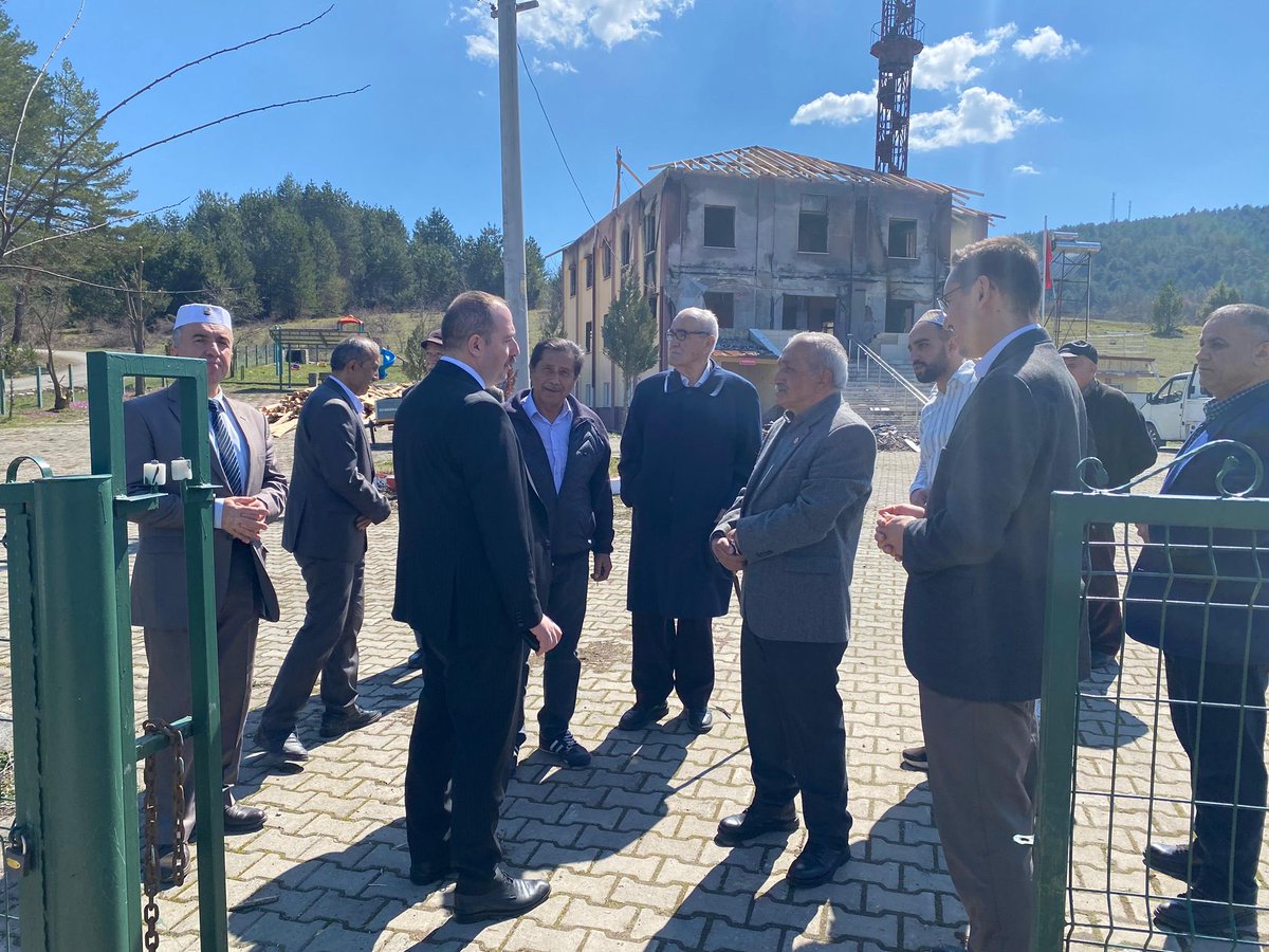 mengengovtr's tweet photo. 📌 Kaymakamımız Sercan Yıldız ve İlçe Müftümüz, Kuzgöl’de Cuma namazının ardından vatandaşlarımızla bir araya geldi. 

🕌 Ziyaret kapsamında, Kadısusuz Camii’nde meydana gelen yangın sonrası başlatılan tadilat çalışmaları yerinde incelendi.

🔍 Yetkililerden bilgi alan Kaymakam Yıldız, çalışmaların titizlikle ve hızlı bir şekilde sürdürüldüğünü belirterek, caminin en kısa sürede yeniden ibadete açılması için gerekli tüm adımların atıldığını ifade etti.

#Mengen #Kuzgöl @_sercanyildiz #aşçılardiyarı