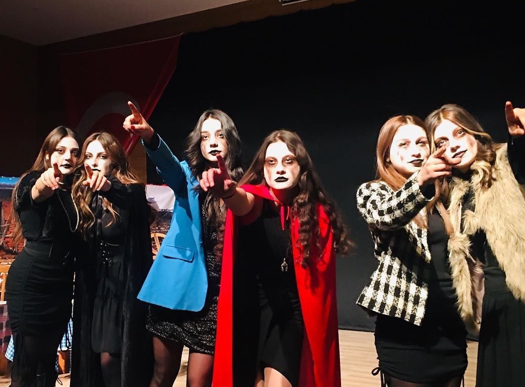 Sahne ışıkları sönmesin, alkışlar dinmesin…
“Dünya Tiyatrolar Günü” kutlu olsun! 
Tiyatrolu nice güzel günlere... (Sevgili öğrencilerim, sizlerle gurur duyuyorum, sanatla birlikteliğe devam.)