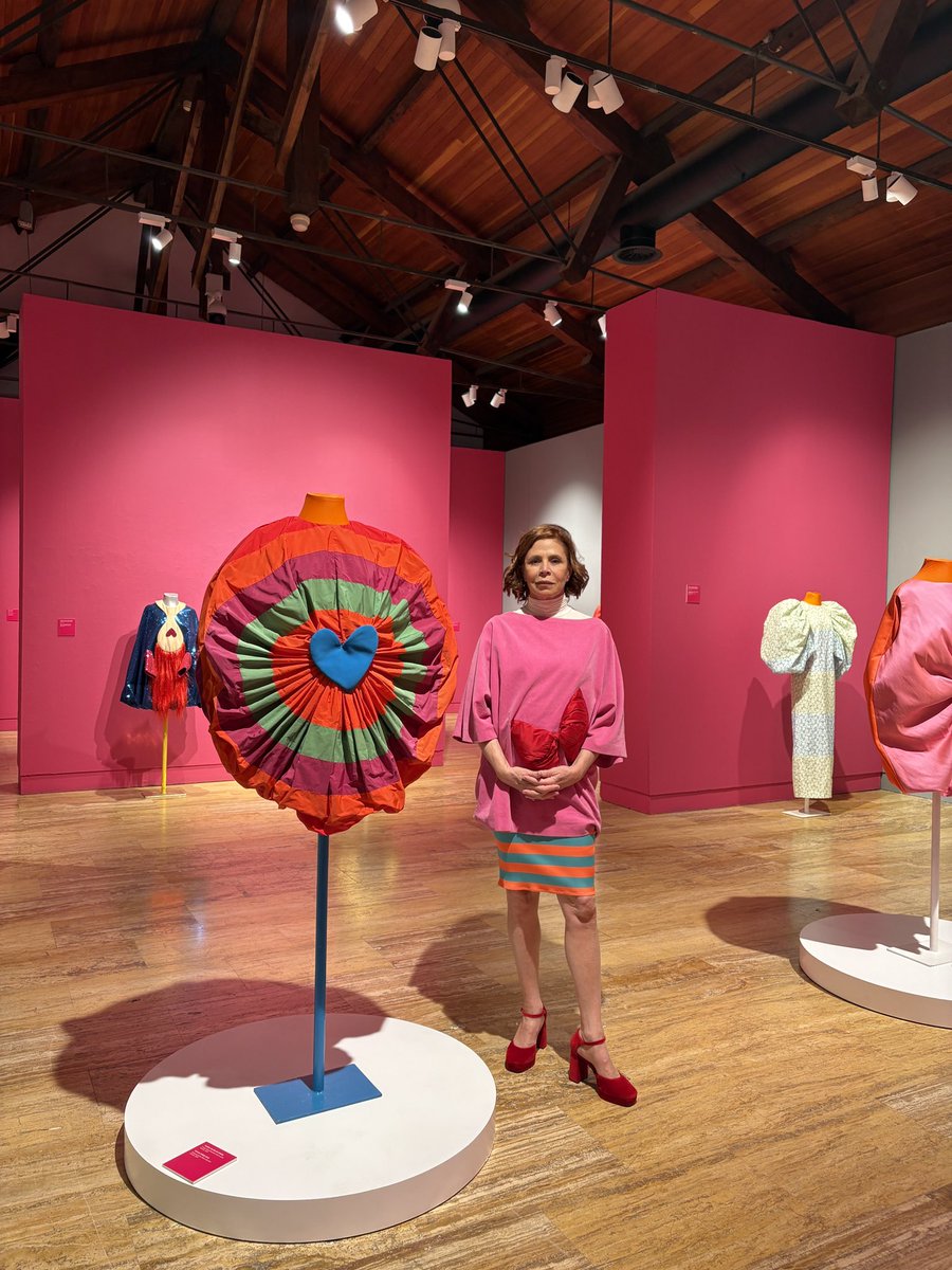 fundoscyl's tweet photo. 💕 La diseñadora Agatha Ruiz de la Prada visita su exposición en Palencia y presenta su libro “Todo por un plan” 

👗Puedes visitar la muestra “Agatha Ruiz de la Prada: diseño y creatividad” hasta el 19 de abril en el Centro Cultural Provincial de Palencia https://t.co/LbYvwBqhco