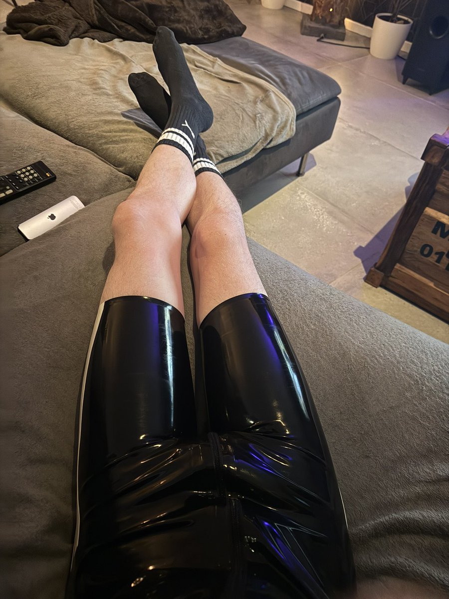 PlayerKinky's tweet photo. Just a lazy Friday. What will happen? https://t.co/ZE7r0t6HEk
