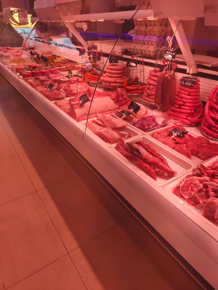 imiravet's tweet photo. Lo de Carnes Ruma en Valencia es caso de estudio de negocio artesanal familiar. Colas para comprar, lo mismo da que vayas por la mañana o por la tarde. 5-6 dependientas atendiendo sin parar, varias personas en zona de producción, un no parar. Por muchos años. https://t.co/LfZBxEMJtL