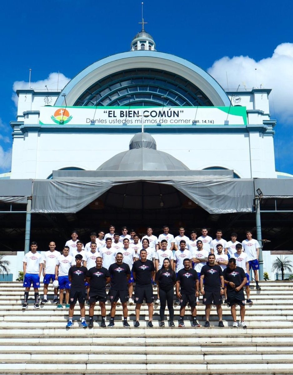 HayFutbolpy's tweet photo. FE INTACTA

El plantel del 3 de Noviembre estuvo de visita por Caacupé, capital espiritual de la República, previo al inicio del torneo de la Intermedia 2026.

#HayFutbolpy https://t.co/MiFoEFsCVt
