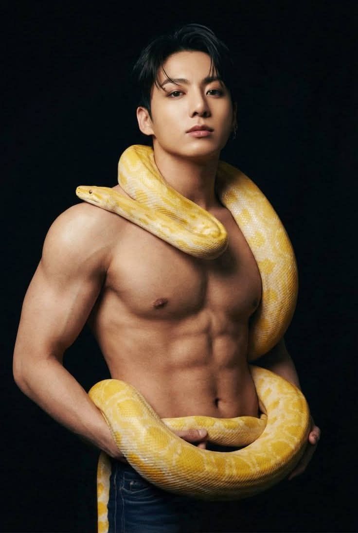Jung Kook with a yellow python front of the camera... 🤩 🔥 🐍
