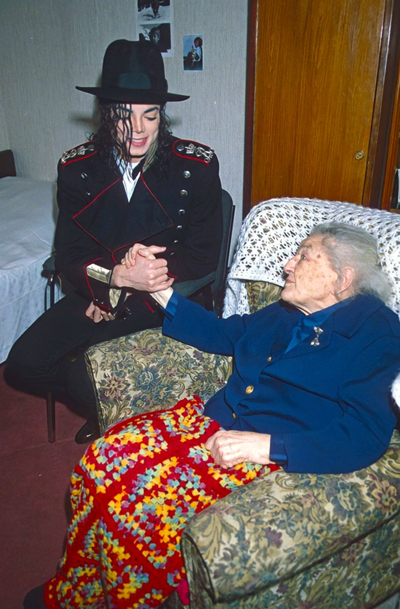 MJMultiverse's tweet photo. Michael Jackson holding hands with an old lady in Bucharest, September 30th, 1992.

#MichaelJackson #KingOfPop #MichaelMovie https://t.co/BHNJZioc0q