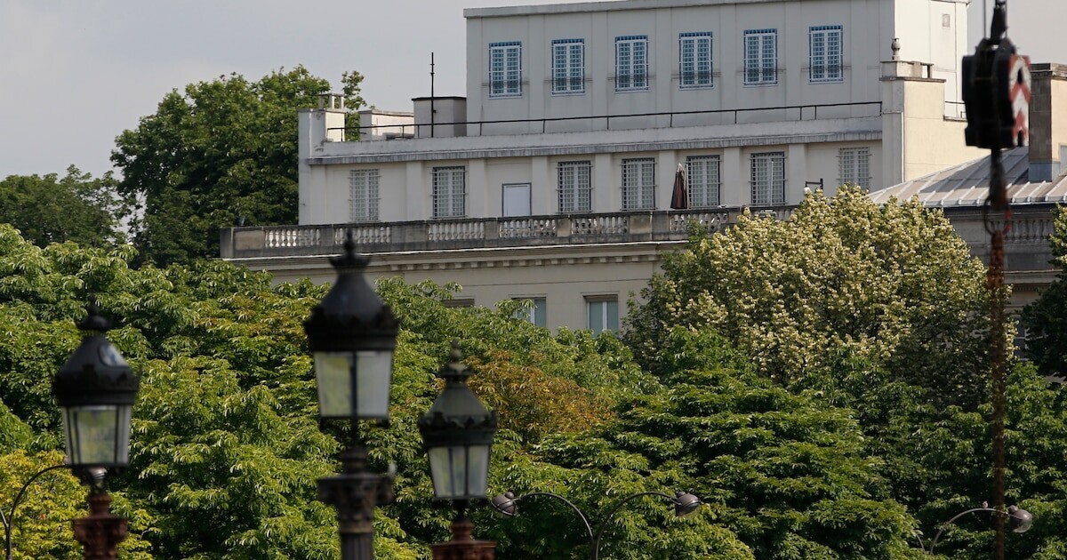 LEXPRESS's tweet image. #REDIFF En 2013, la France apprend que les Etats-Unis ont écouté trois présidents de la République, de 2006 à 2012, notamment grâce à un dispositif situé sur le toit de leur ambassade à Paris. 
✍️ @alex_svn ➡️ l.lexpress.fr/C95